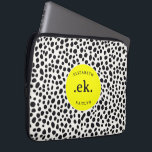 ダルマチアン犬の抽象芸術パターンホットピンクモノグラム ラップトップスリーブ<br><div class="desc">ダラ保護マス犬の抽象芸術パターンHot Pink Monogramラップトップスリーブとのスタイルであなたのラップトップ。黒と白のよくはしゃぐ斑点と熱いピンクのアクはっきりしたセントを備えたダルモダンマとダルマスのデザインを備え鮮やか、このスリーブはあなたの技術ギアにポップ・アートのの個性を追加する。touch用のモノグラムを使ってカスタムカスタマイズし素晴らし、愛犬家やノートパソコンのアクセサリーに追加したい人に贈り物しゃれているとしてもらう。このラップトップスリーブはお洒落、デザイン、耐久性、おもしろいの美学を兼ね備え保て、デバイスを安全でスタイリッシュ安心。</div>