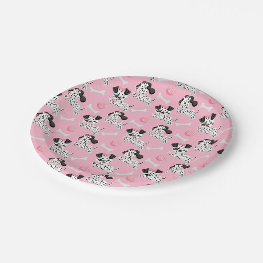 ダルマティアンズの子犬、黒い斑点、ピンクのおもちゃのボール白 ペーパープレート (アングル)