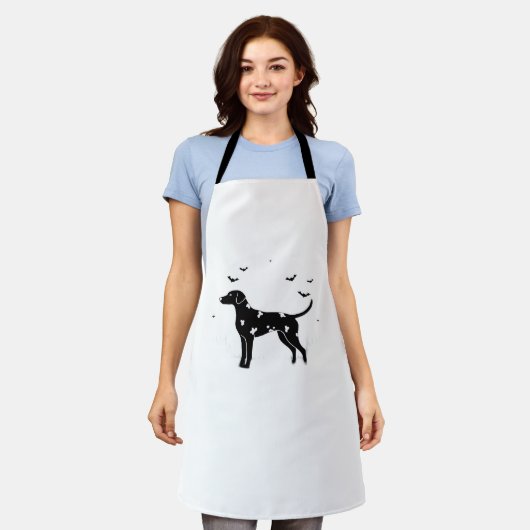 ダルマティアンドッグ – ハロウィンムーンシルエットクラシック エプロン (着用した状態)
