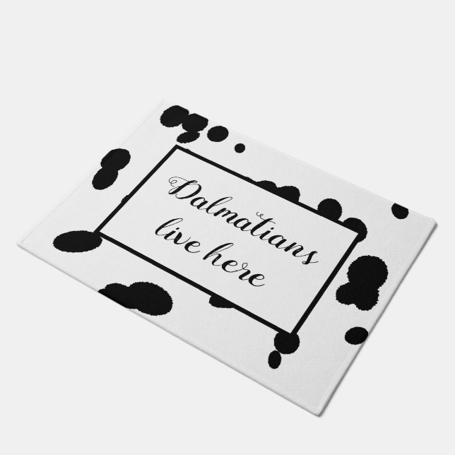 ダルマ人ここに住む黒い斑点のある毛皮のパターン ドアマット (アングル)