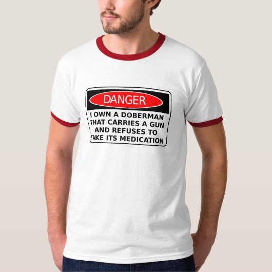 ダンガードーベルマン銃面白いTシャツユーモア Tシャツ (正面)