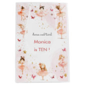 ダンスと回転かわいいバレリーナのバレエの子供の誕生日 ミディアムペーパーバッグ (正面)