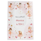 ダンスと回転かわいいバレリーナのバレエの子供の誕生日 ミディアムペーパーバッグ (裏面)