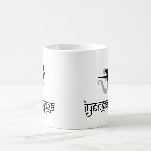 ダンスの姿勢のIyengarのヨガのギフトの主 コーヒーマグカップ (中央)
