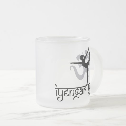 ダンスの姿勢のIyengarのヨガのギフトの主 フロストグラスマグカップ (正面右)
