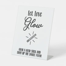 ダンスフロアの看板を照らす