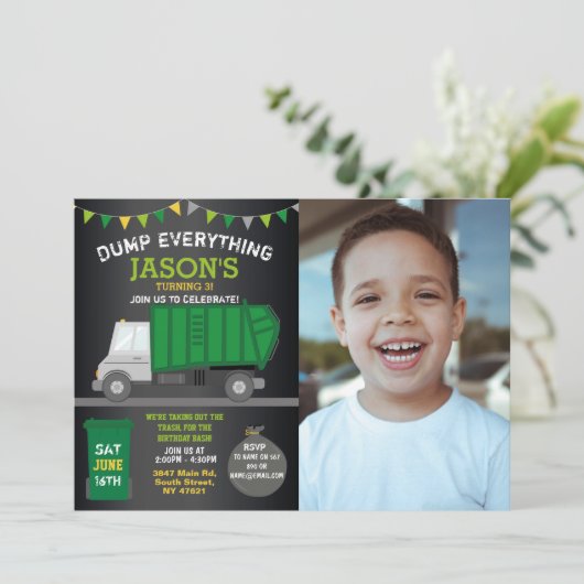 ダンプすべてをおもしろいごみトラックの誕生日写真 招待状 (スタンド正面)