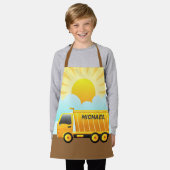 ダンプトラック建築テーマキッズ エプロン (着用した状態)