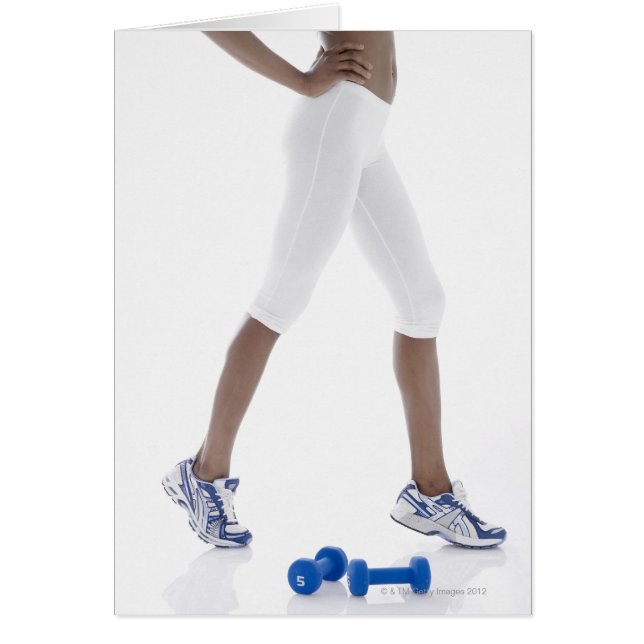 ダンベルが伸びる若い女性（低） (正面)