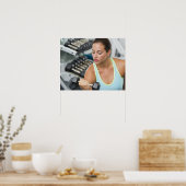 ダンベルで運動する女性 ポスター (キッチン)