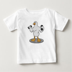 ダンベルとボディビルダーとしてのダック ベビーTシャツ