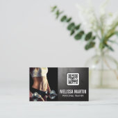 ダンベルを抱える若い女性 | QRコード 名刺 (スタンド正面)