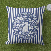 ダークお洒落ブルーホワイトラビットフローラストライプ アウトドアクッション (芝生)