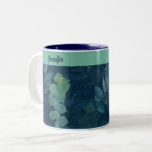 ダークかわいらしブルー&ティール(緑がかった色)グリ葉ーンズ ツートーンマグカップ (正面左)