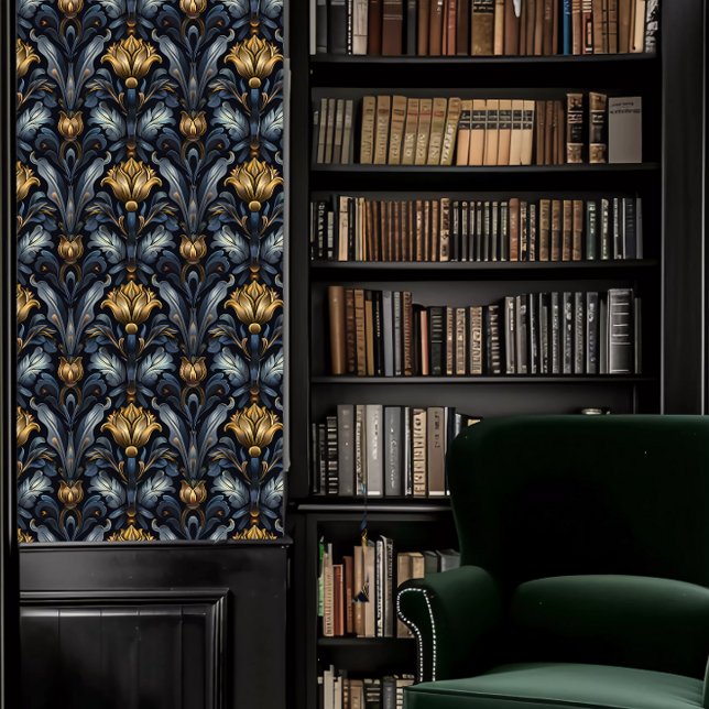 ダークアカデミアグレイ – ブルーと金ゴールドヴィンテージフローラ 壁紙 (Dark Academia Gray-Blue and Gold Vintage Floral Wallpaper in a library.)