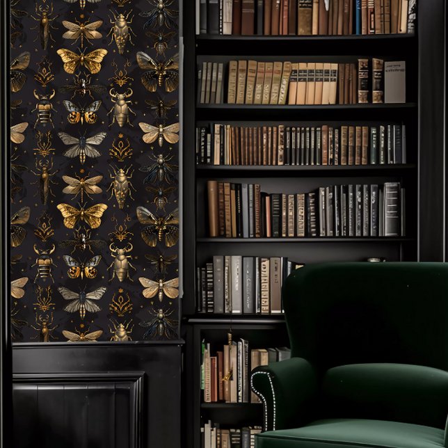 ダークアカデミアブラウンと金ゴールドストライプ昆虫 壁紙 (Dark Academia Brown and Gold Insect Stripes Wallpaper in a library.)