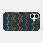 ダークアース・ウッドランドのジグザグ・チェブロン iPhone 16ケース (裏面横)