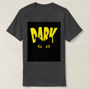 ダークイエローのタイポグラフィが映えるクールな黒猫 Tシャツ
