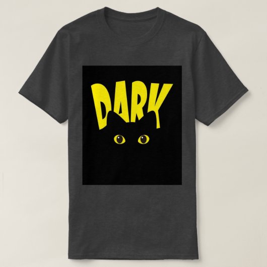 ダークイエローのタイポグラフィが映えるクールな黒猫 Tシャツ (デザイン正面)