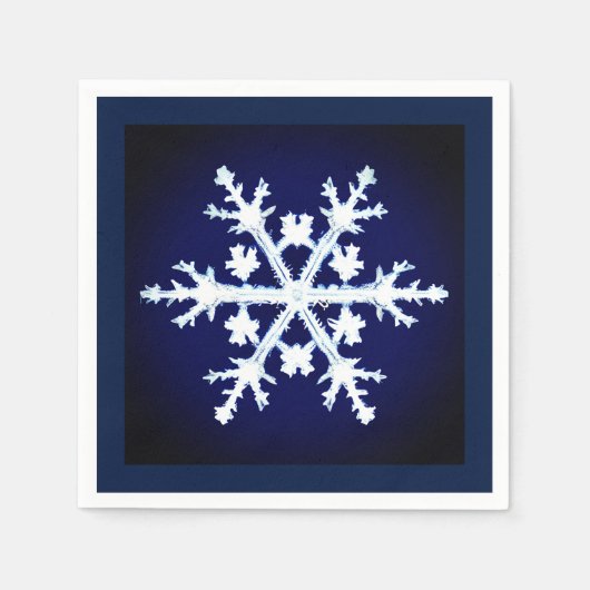 ダークインディゴブルーの巨大な氷結晶のスノーフレーク スタンダードカクテルナプキン (正面)