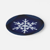 ダークインディゴブルーの巨大な氷結晶のスノーフレーク ペーパープレート (アングル)