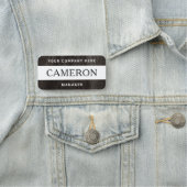 ダークウッドの木目の白の名前、タイトルと会社 名札 (インサイチュ)