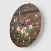 ダークウッドパーソナライズされたとピンクのフローラキッチン ラージ壁時計 (傾斜)