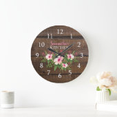 ダークウッドパーソナライズされたとピンクのフローラキッチン ラージ壁時計 (ホーム)