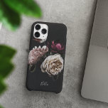 ダークエレガントフローラバラパーソナライズされた Case-Mate iPhone 14ケース<br><div class="desc">このシックなケースは、ドラマチックな黒い背景にクリームとバーガンディに緑豊かな花のクラスタを特徴とあなたの電話にいくつかの贅沢を追加。このフローラのエレガント電話ケースを、アイボリースクリプトレタリングの下部に沿って自分の名前またはイニシャルでパーソナライズする。</div>