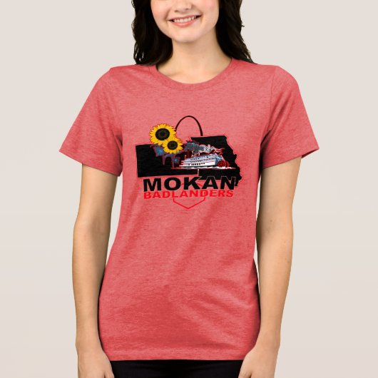 ダークカラーの女性を中心としたMOKANのバッジ トライブレンドTシャツ (正面)