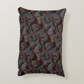 ダークカラーの彫刻されたスパイラルパーツとグローストローク アクセントクッション (裏面(縦))