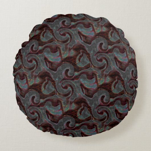 ダークカラーの彫刻されたスパイラルパーツとグローストローク ラウンドクッション (正面)