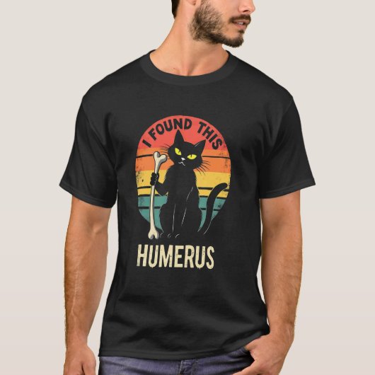 ダークキャットエンターテイメント - 上腕骨を見つけた Tシャツ (正面)
