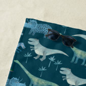 ダークグリーンかわいい恐竜のパターン ビーチタオル (インサイチュ)