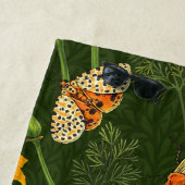 ダークグリーンのカリフォルニアケシと蛾 ビーチタオル (インサイチュ)