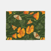 ダークグリーンのカリフォルニアケシと蛾 フリースブランケット (正面(横))