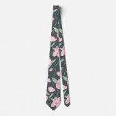 ダークグリーンのシームレスパターン上のピンク色の花 ネクタイ (正面)