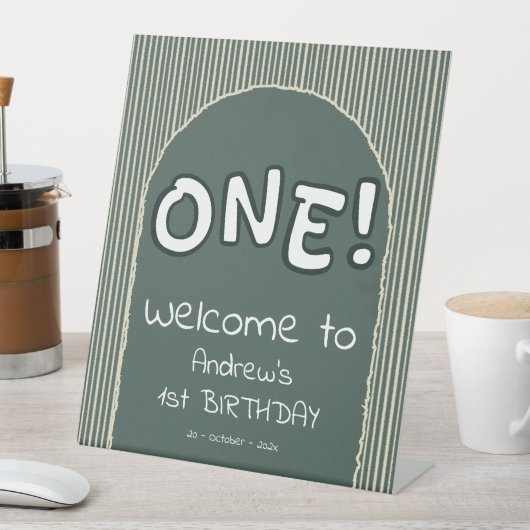 ダークグリーンのストライプ 1歳の誕生日ウェルカム 台座サイン (インサイチュ)