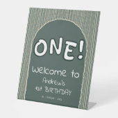 ダークグリーンのストライプ 1歳の誕生日ウェルカム 台座サイン (正面)