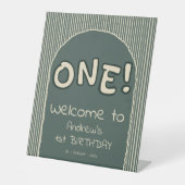 ダークグリーンのストライプ 1歳の誕生日ウェルカム 台座サイン (正面)