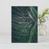 ダークグリーンのトロピカルパームリーフがエレガントなウェディングイン 招待状 (スタンド正面)