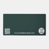 ダークグリーンのビジネスロゴとQRコードプロモーション デスクマット (正面)