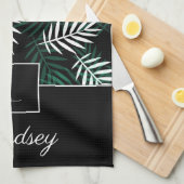 ダークグリーンのモノグラムとあなたの名葉前パターン キッチンタオル (四つ折り)