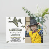 ダークグリーンの戦闘機の誕生日招待状（写真付き） 招待状 (スタンド正面)