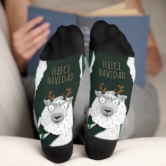 ダークグリーンの「Fleece Navidad」羊のユーモラスなクリスマス柄 ソックス (底面)