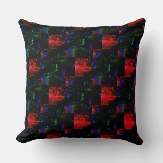 ダークグリーンパッチ上の赤い四角のモザイクオーバーレイ クッション (正面)