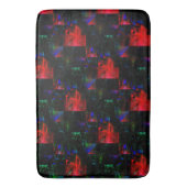 ダークグリーンパッチ上の赤い四角のモザイクオーバーレイ バスマット (正面縦)