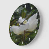 ダークグリーン写真の白いマグノリアの花 ラージ壁時計 (傾斜)
