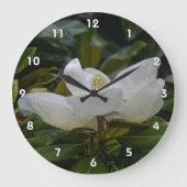 ダークグリーン写真の白いマグノリアの花 ラージ壁時計 (正面)