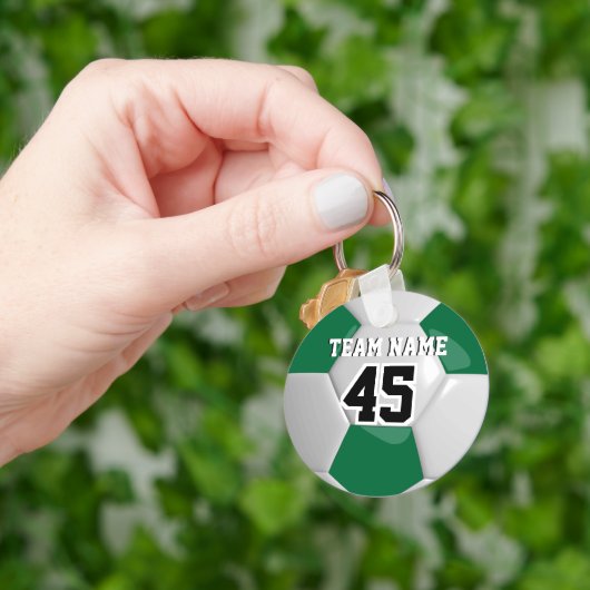 ダークグリーン&ホワイトチームのサッカーボール キーホルダー (手)